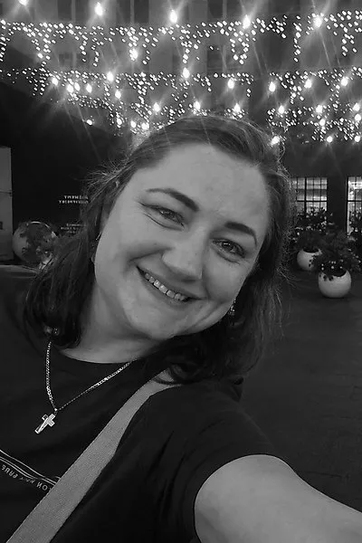 Annelize on an evening out under string lights